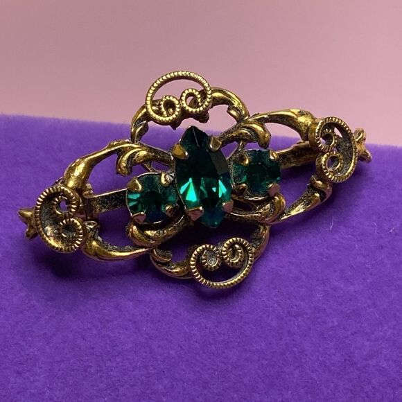 💛 Vintage Gold Plated Green Paste Filigree Brooch - Picture 1 of 5